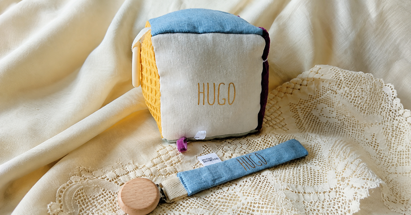 Cubo sensorial de lino personalizado con el nombre del bebé