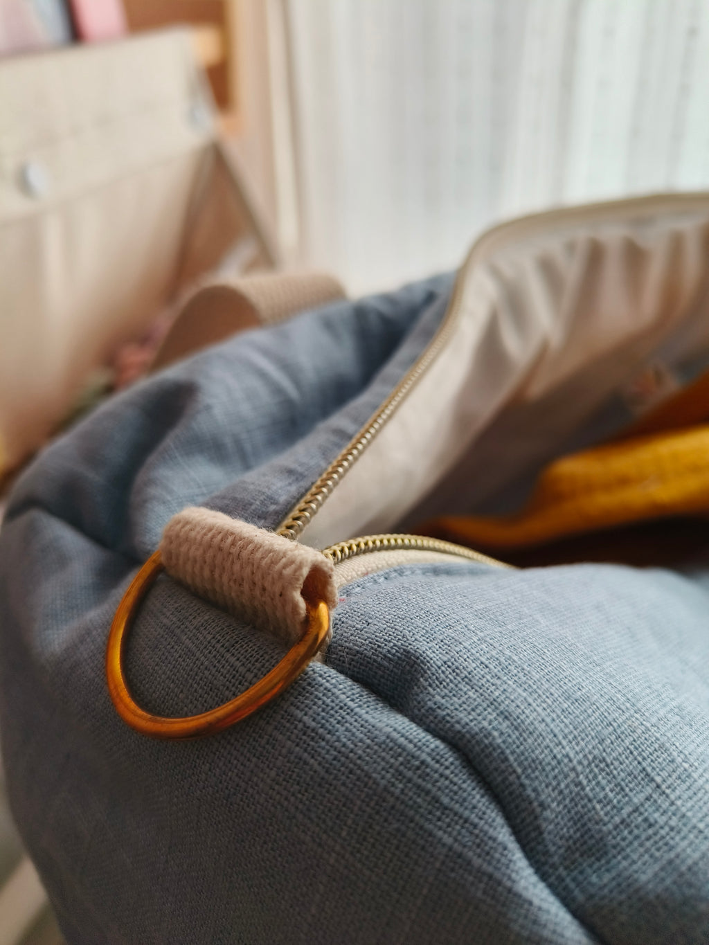 Detalle de la cremallera de la bolsa de maternidad de lino denim