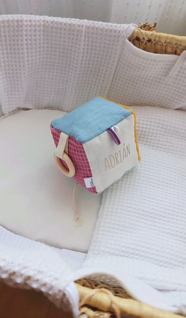 Cubo sensorial personalizado con el nombre bordado a mano