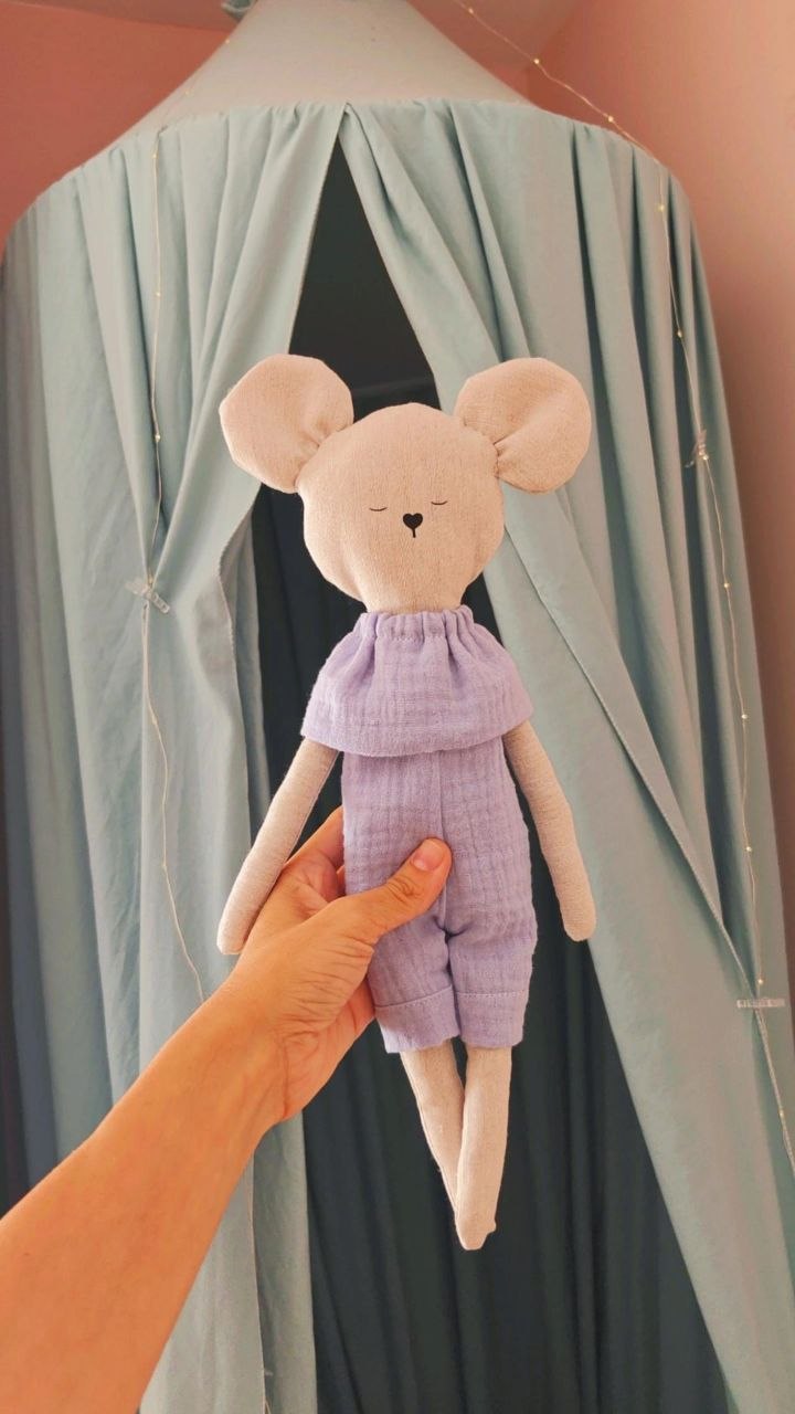 El ratoncito en la mano de Cris, delante del dosel de la habitación