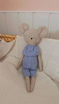 Ratoncito de peluche artesanal con ropita de muselina azul, sentado en la cuna