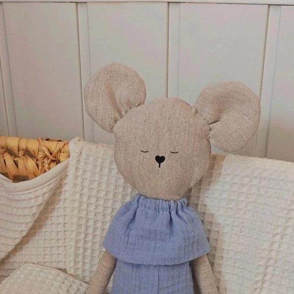 Detalle de la cara del ratoncito: orejotas, ojitos cerrados y nariz de corazón