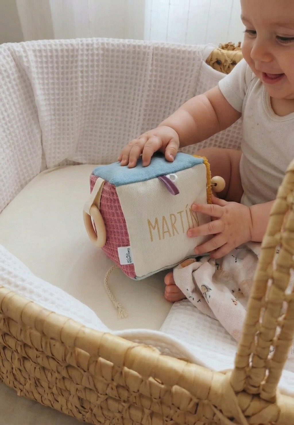 Cubo sensorial de tela personalizado con el nombre del bebé